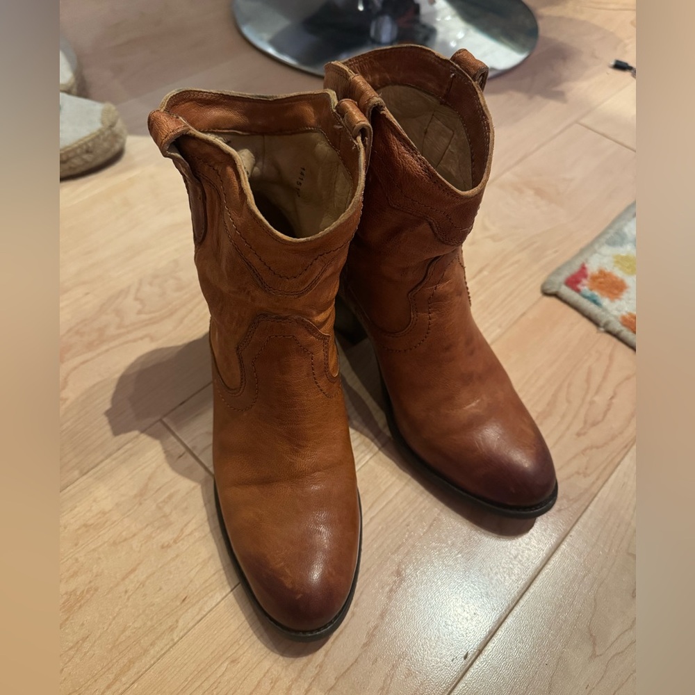 Frye Tabitha Pull on Bootie size 8